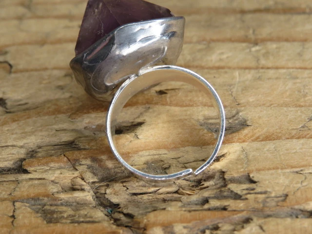 Pierścionek z kryształem ametysyu – talizman spokoju i intuicji