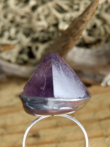 Pierścionek z kryształem ametysyu – talizman spokoju i intuicji