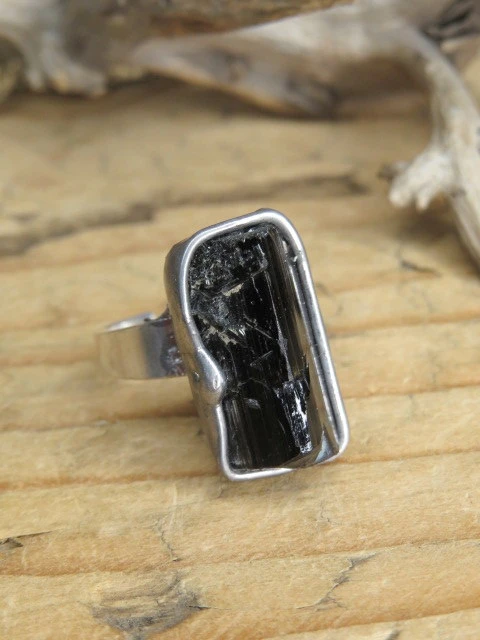 Pierścionek z kryształem turmalinu – talizman ochronny