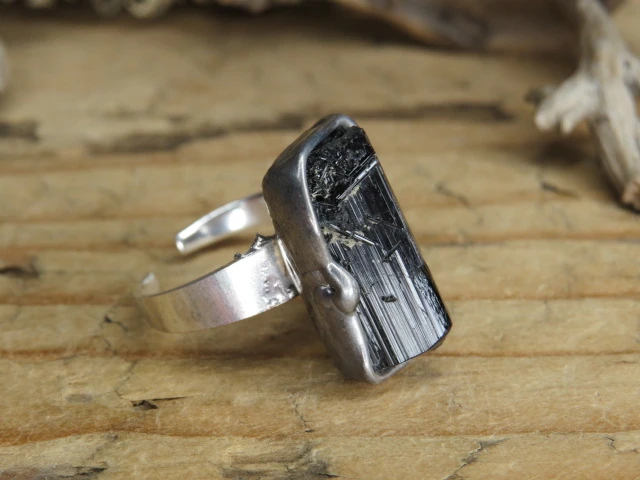 Pierścionek z kryształem turmalinu – talizman ochronny