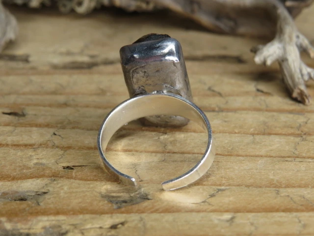 Pierścionek z kryształem turmalinu – talizman ochronny