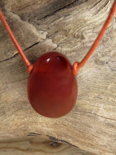 karneol * amulet na rzemieniu