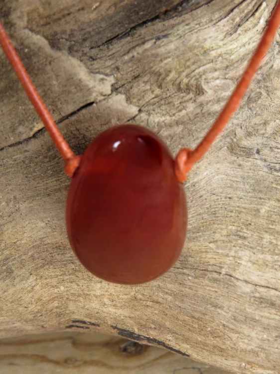 karneol * amulet na rzemieniu