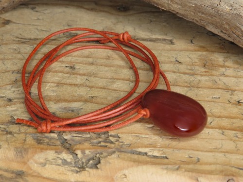 karneol * amulet na rzemieniu