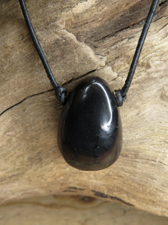 szungit - amulet na rzemieniu