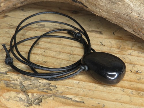 szungit - amulet na rzemieniu