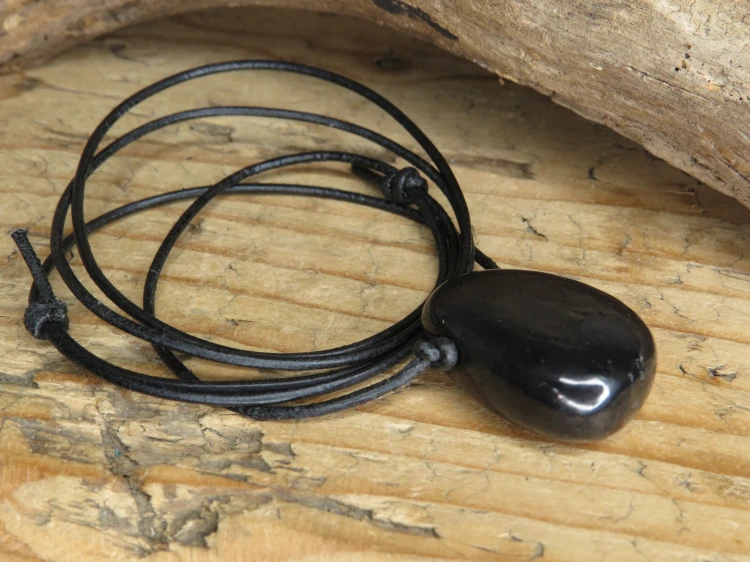 szungit - amulet na rzemieniu
