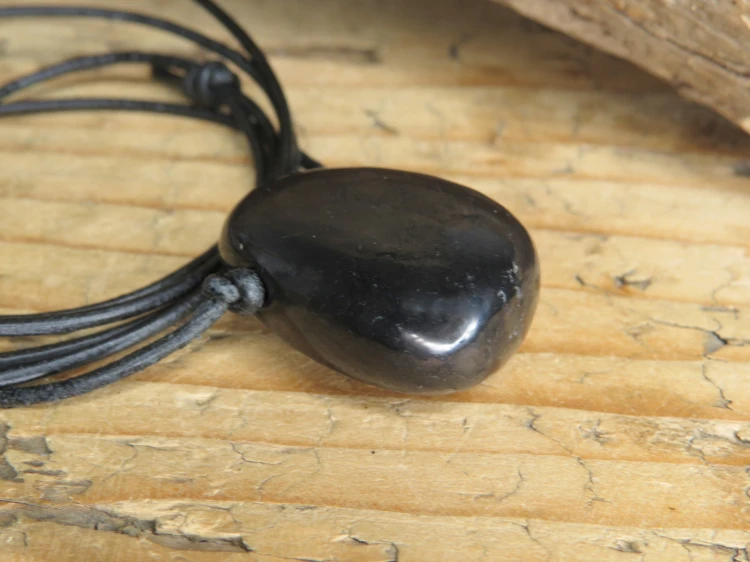 szungit - amulet na rzemieniu
