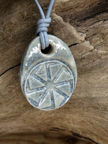 Ceramiczny wisior Swarga – słowiański amulet siły, światła i odrodzenia