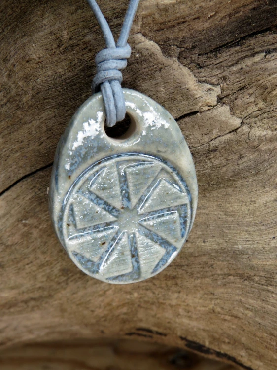 Ceramiczny wisior Swarga – słowiański amulet siły, światła i odrodzenia