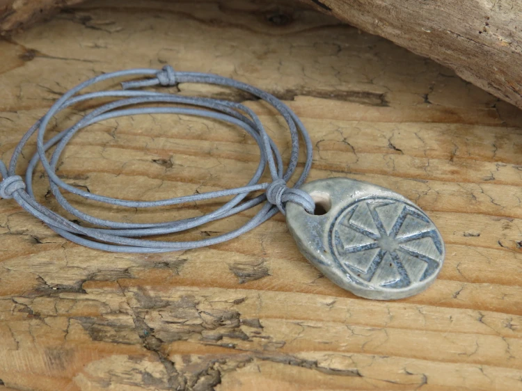 Ceramiczny wisior Swarga – słowiański amulet siły, światła i odrodzenia