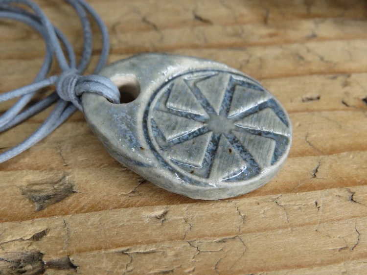 Ceramiczny wisior Swarga – słowiański amulet siły, światła i odrodzenia