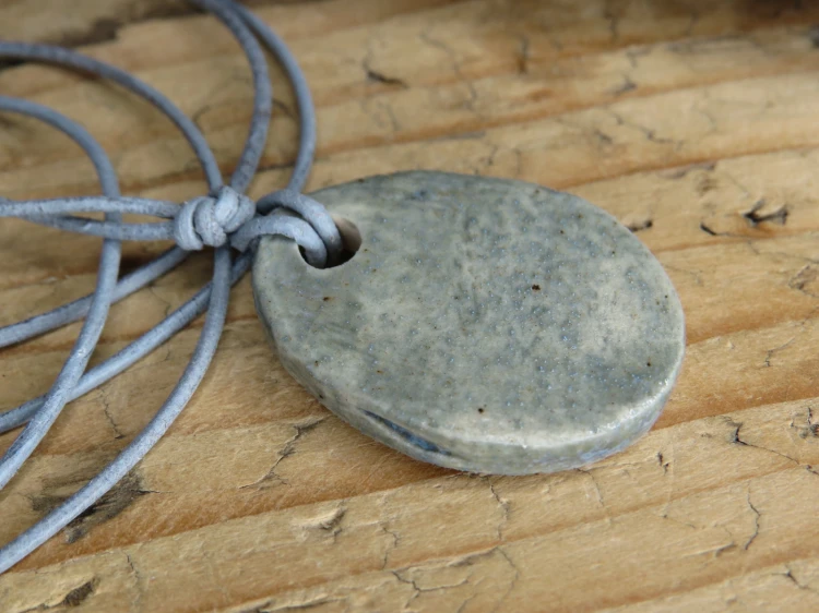 Ceramiczny wisior Swarga – słowiański amulet siły, światła i odrodzenia