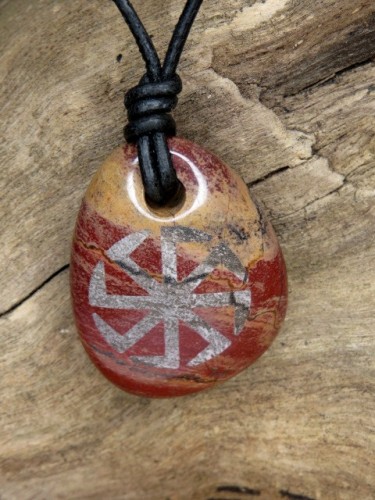 Swarga na jaspisie – słowiański amulet słońca, siły i odrodzenia