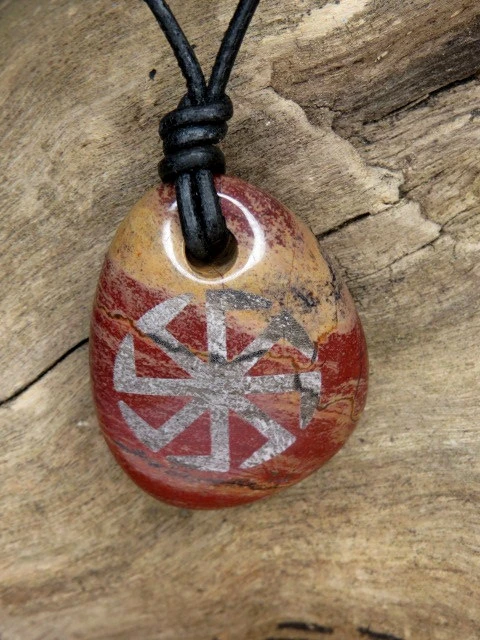 Swarga na jaspisie – słowiański amulet słońca, siły i odrodzenia