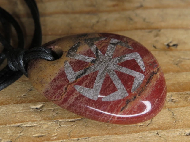 Swarga na jaspisie – słowiański amulet słońca, siły i odrodzenia
