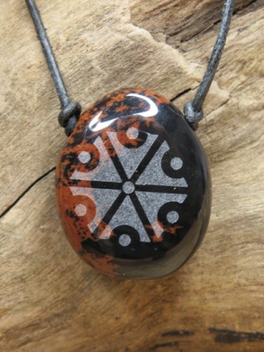Symbol Peruna - wisior na kamieniu - obsydian mahoniowy