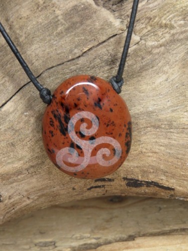 wisior triskelion na kamieniu - obsydian mahoniowym - amulet na rzemieniu