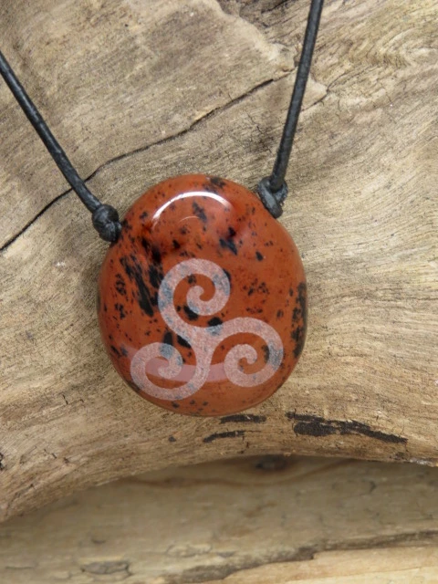 wisior triskelion na kamieniu - obsydian mahoniowym - amulet na rzemieniu