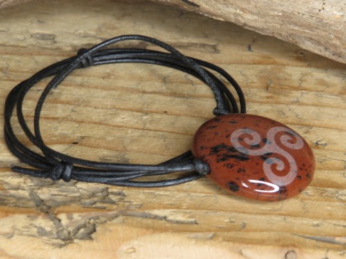 wisior triskelion na kamieniu - obsydian mahoniowym - amulet na rzemieniu