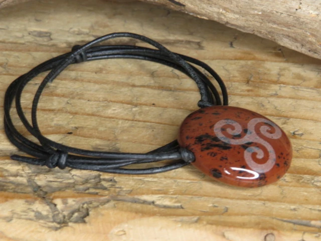 wisior triskelion na kamieniu - obsydian mahoniowym - amulet na rzemieniu
