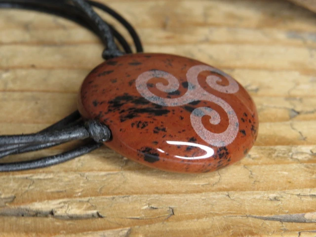 wisior triskelion na kamieniu - obsydian mahoniowym - amulet na rzemieniu