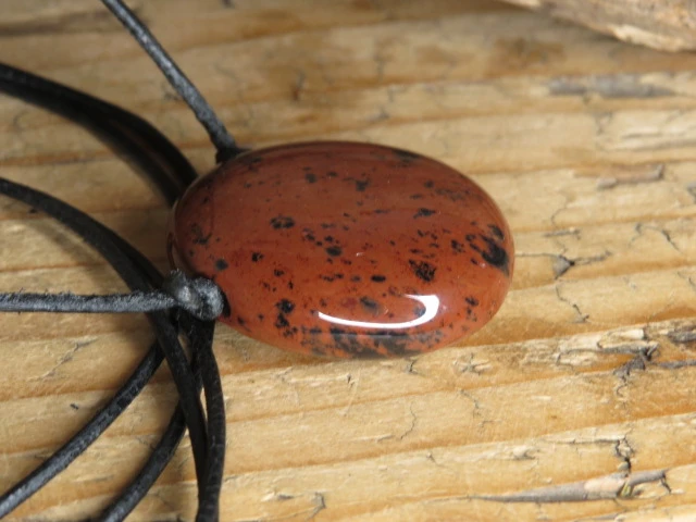 wisior triskelion na kamieniu - obsydian mahoniowym - amulet na rzemieniu