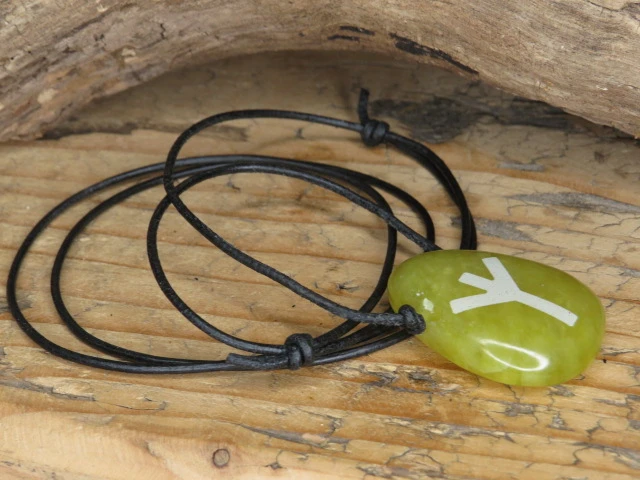Algiz - runa na kamieniu - serpentyn wisior - amulet ochronny