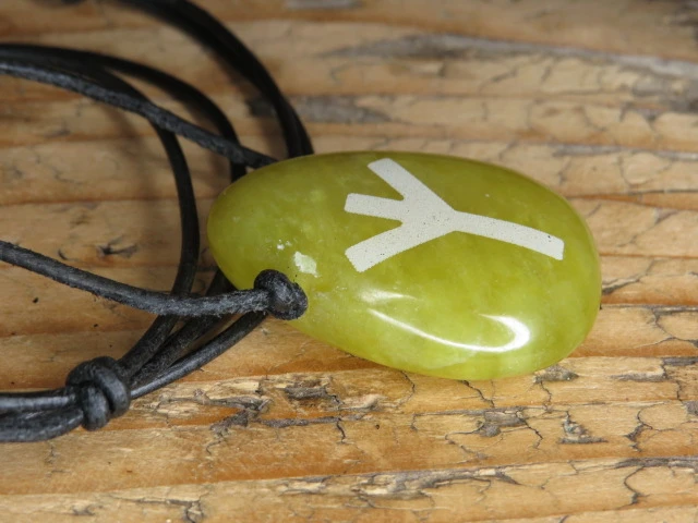 Algiz - runa na kamieniu - serpentyn wisior - amulet ochronny
