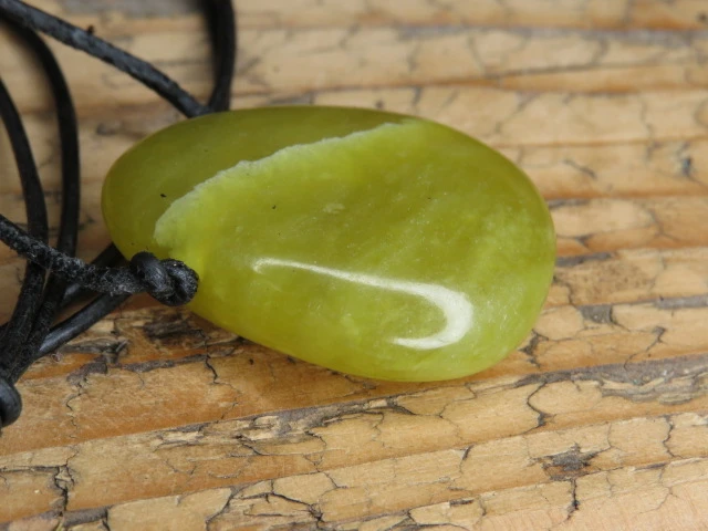 Algiz - runa na kamieniu - serpentyn wisior - amulet ochronny