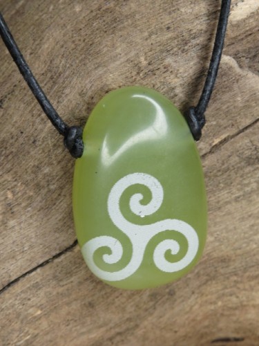wisior triskelion na kamieniu - serpentyn
