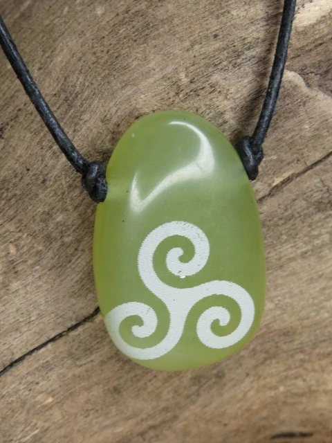 wisior triskelion na kamieniu - serpentyn