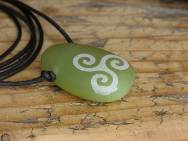 wisior triskelion na kamieniu - serpentyn