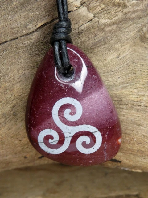 wisior triskelion na kamieniu - aragonit - amulet na rzemieniu