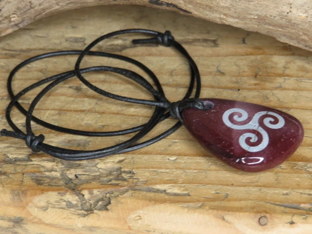 wisior triskelion na kamieniu - aragonit - amulet na rzemieniu