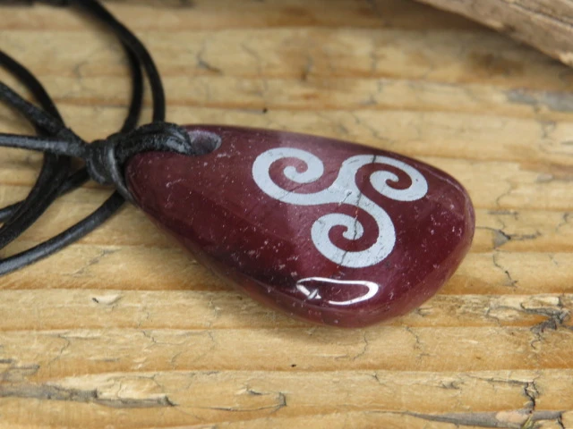 wisior triskelion na kamieniu - aragonit - amulet na rzemieniu
