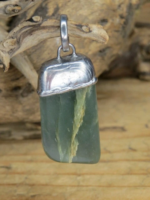 Wisior z nefrytu - amulet siły i ochrony