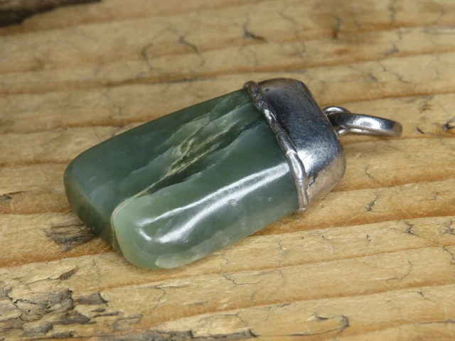 Wisior z nefrytu - amulet siły i ochrony