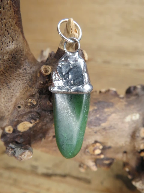 Wisior z nefrytu - amulet siły i ochrony