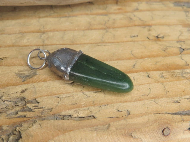 Wisior z nefrytu - amulet siły i ochrony