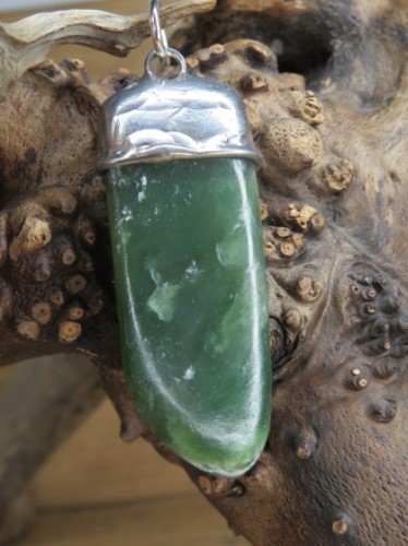 Wisior z nefrytu - amulet siły i ochrony