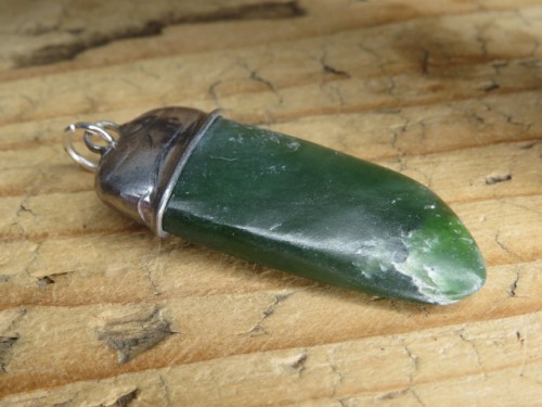 Wisior z nefrytu - amulet siły i ochrony