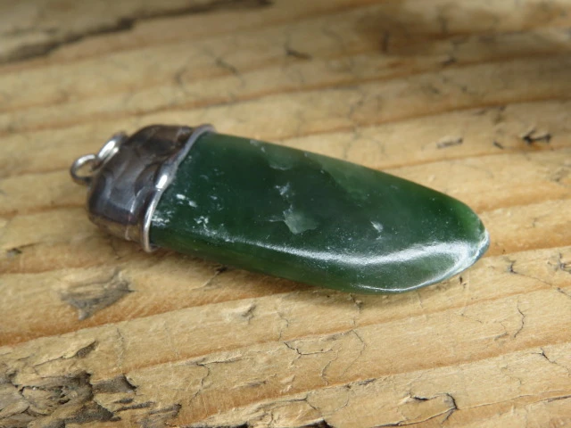 Wisior z nefrytu - amulet siły i ochrony
