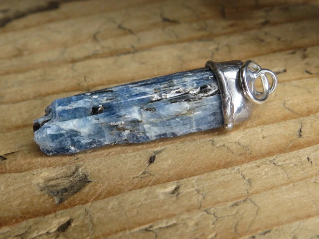 dysten - cjanit wisior * amulet ochronny - rozwój duchowy