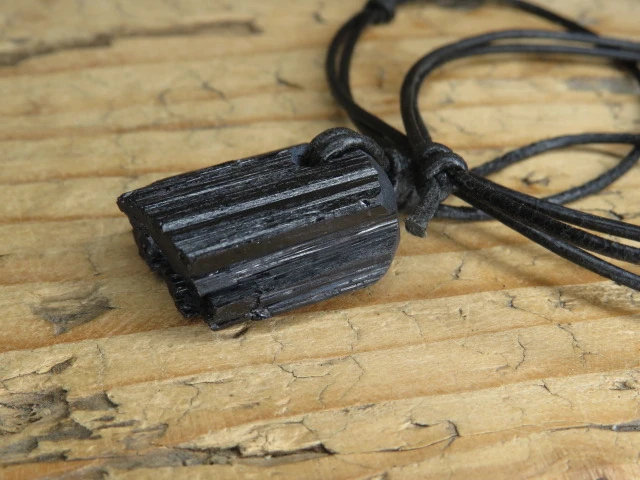 czarny turmalin * amulet ochronny na rzemieniu