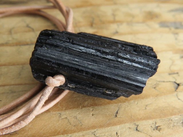 czarny turmalin * amulet ochronny na rzemieniu