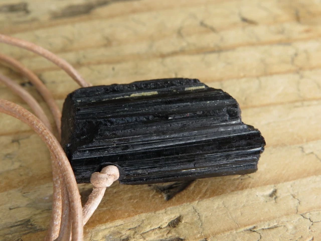 czarny turmalin * amulet ochronny na rzemieniu