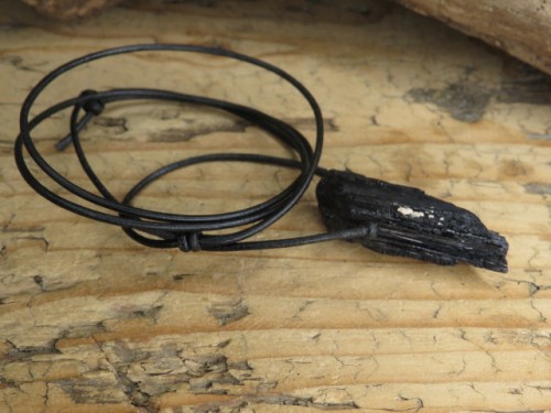 czarny turmalin * amulet ochronny na rzemieniu