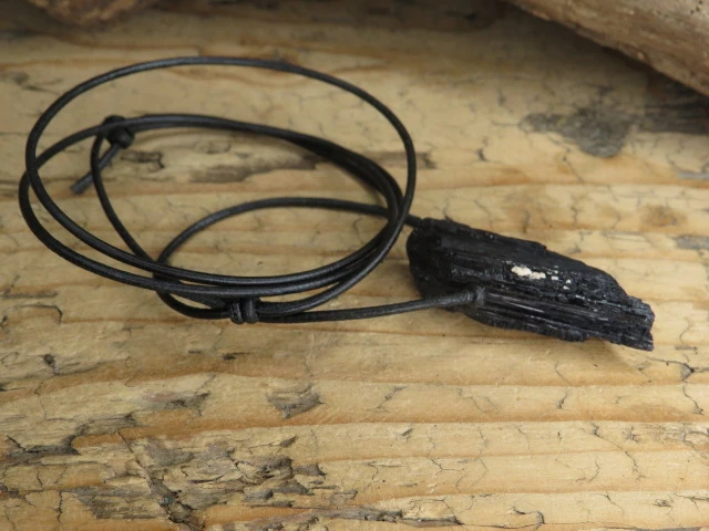czarny turmalin * amulet ochronny na rzemieniu