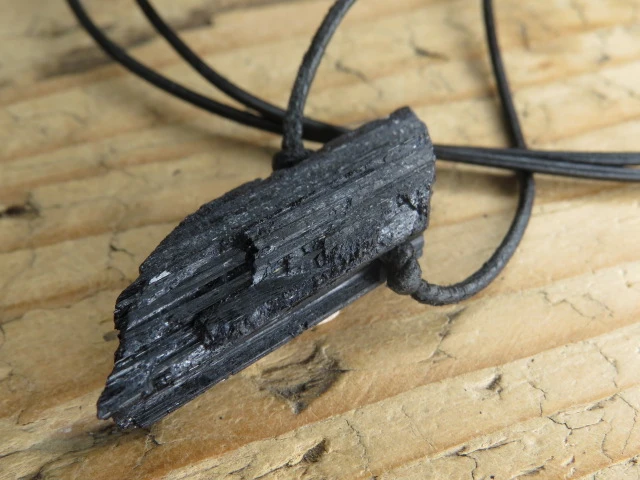 czarny turmalin * amulet ochronny na rzemieniu